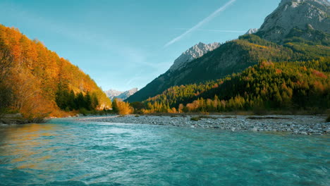 Río-De-Montaña-En-Los-Alpes-Austriacos,-Cielo-Vibrante