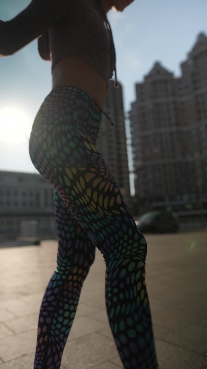 mujer saltando la cuerda en la ciudad