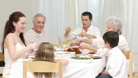 Familia-Teniendo-Una-Gran-Cena-En-Casa