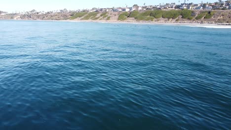 Blick-Auf-Den-Strand-Von-Encinitas-Und-Pelikanen