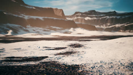 Rocas-Y-Colinas-Bajo-La-Nieve