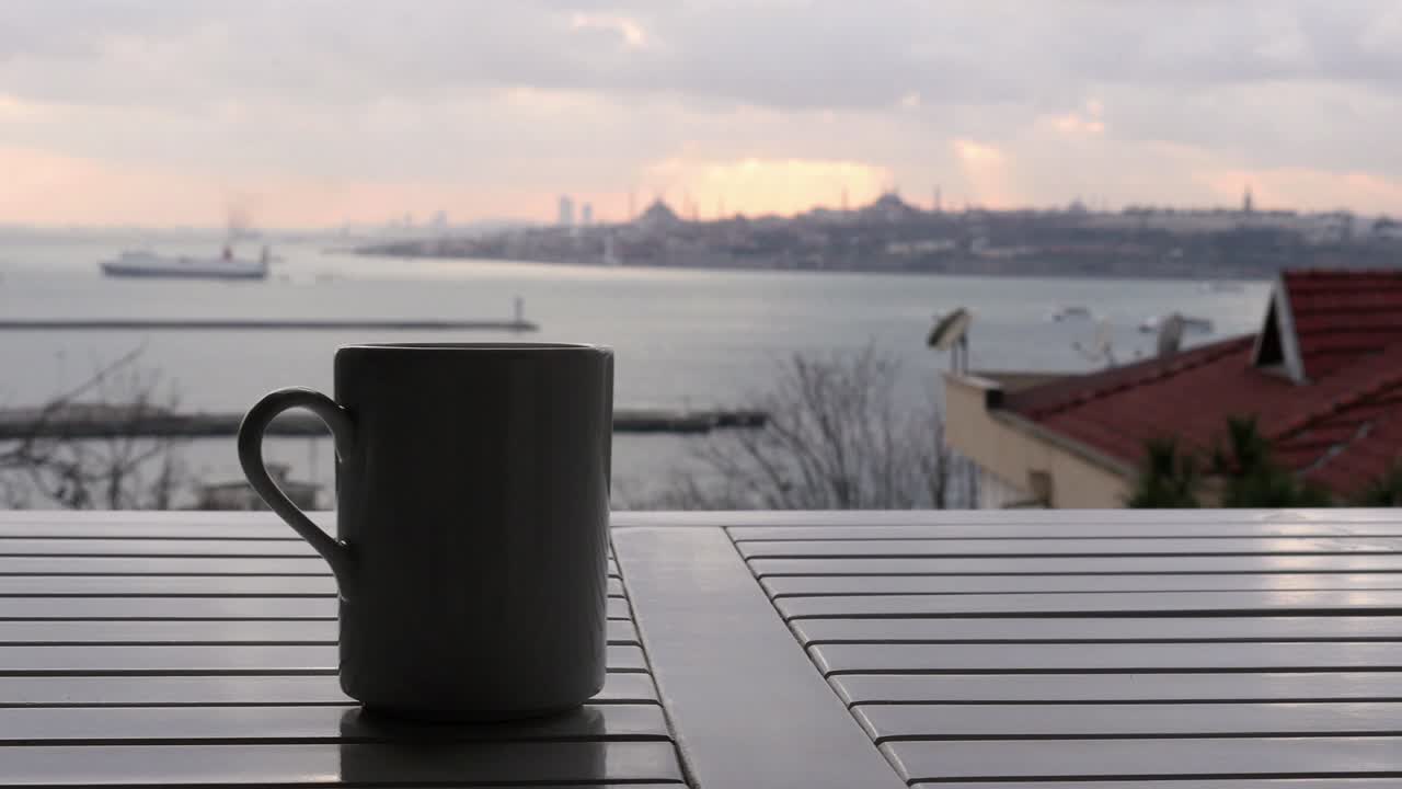 el deslizador, la taza de café de la muñeca, el fondo del pavo sultanahmet de estambul