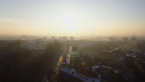 Luftaufnahme-über-Die-Polnische-Stadt-Mit-Giftigen-Dämpfen,-Emissionen-Und-Smog