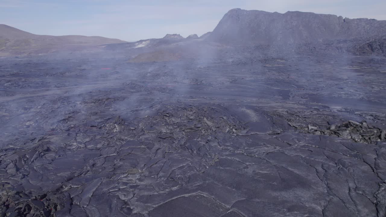 gas y humo que se elevan de la lava que fluye en el valle debido a la erupción de fagradalsfjall, geldingadalsgos