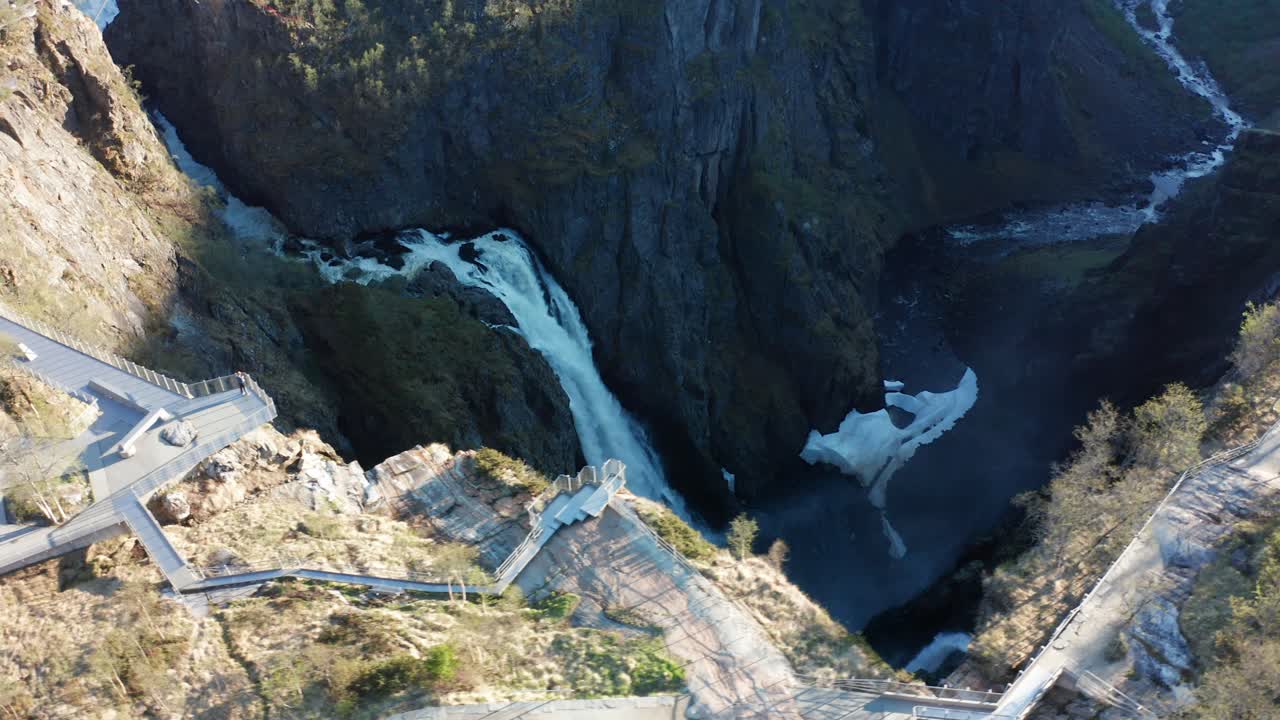 vøringsfossen 폭포 절벽 가장자리에 서 있는 사람의 멋진 관점 - 아래 깊은 협곡에서 떨어지는 폭포 - 공중 산책로 및 폭포 위의 관점 - 노르웨이