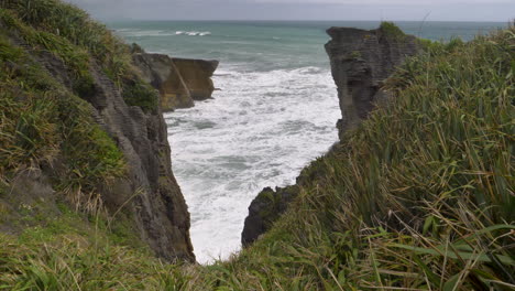 Imágenes-En-4k-De-Olas-Rompiendo-Entre-Acantilados---Punakaiki,-Nueva-Zelanda