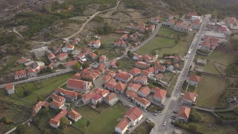 Village-of-Castro-Laboreiro,-Portugal-Elderly-castle-ruins,-medieval-age,-river-valley,-dry-river