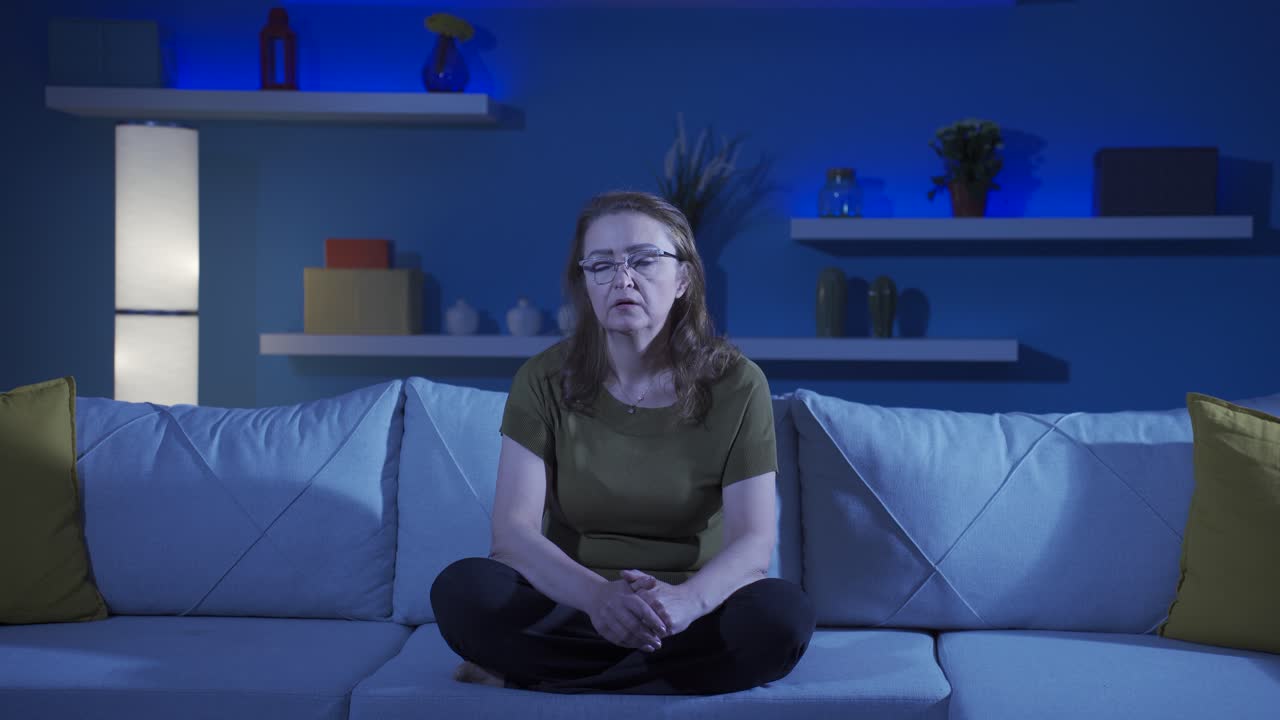 una mujer deprimida sola en casa.