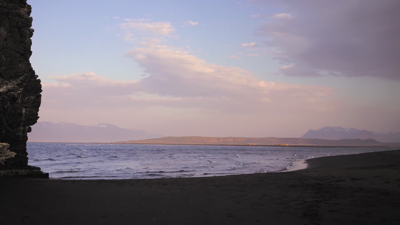 diferentes tomas, incluyendo cámara lenta, rodar, muñeca en todo tipo de luces que muestran la roca hvitserkur en islandia