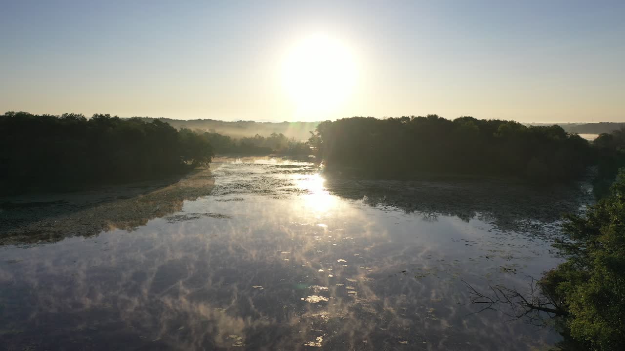 el amanecer brumoso sobre un lago