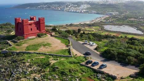 conducción de automóviles en la carretera que va a la torre roja en mellieħa, malta