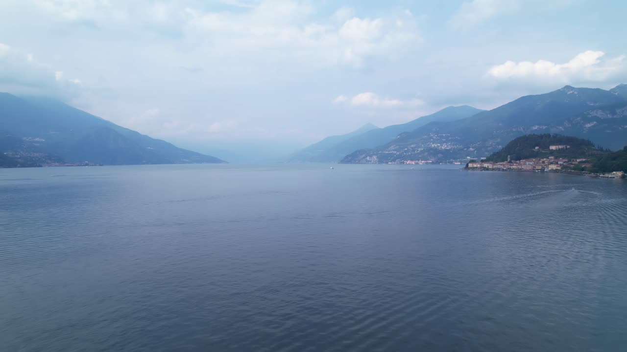 vuelo aéreo sobre las tranquilas aguas del lago de como