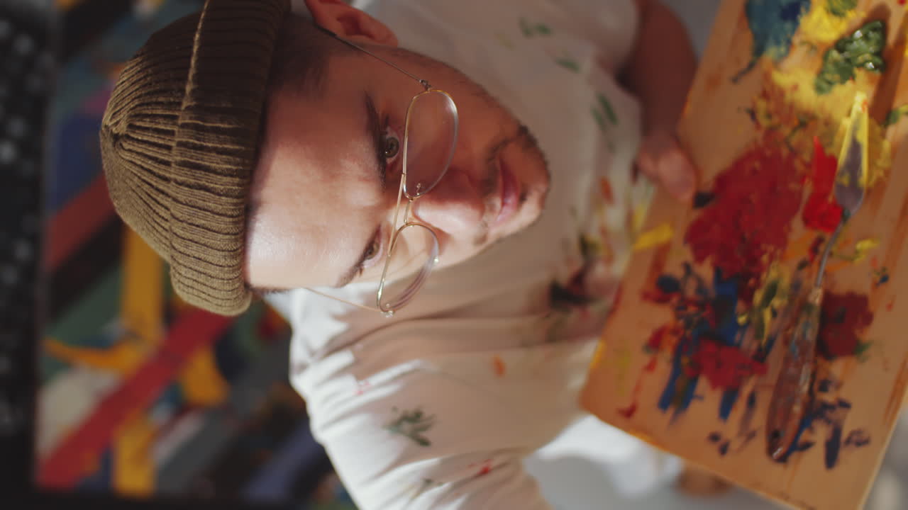 그림 을 그리고 있는 남성 화가 의 위쪽 전망