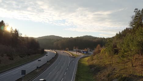 Blick-Von-Einer-Brücke-Hinunter-Auf-Die-Deutsche-Autobahn-Mit-Vielen-Vorbeifahrenden-Autos