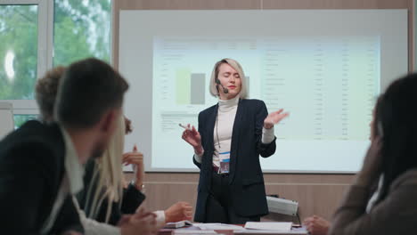 mujer carismática entrenadora de negocios está hablando en una conferencia en el campo de las finanzas y la gestión