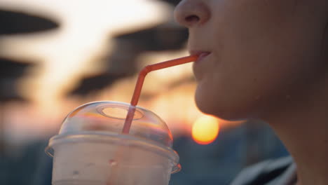 Frau-Trinkt-Eisgekühlte-Limonade-Im-Freien-Bei-Sonnenuntergang