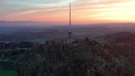 vista aérea de drones desde arriba de la torre de televisión bantiger cerca de berna en una hermosa mañana con espectaculares colores del amanecer y exuberantes vistas a la montaña