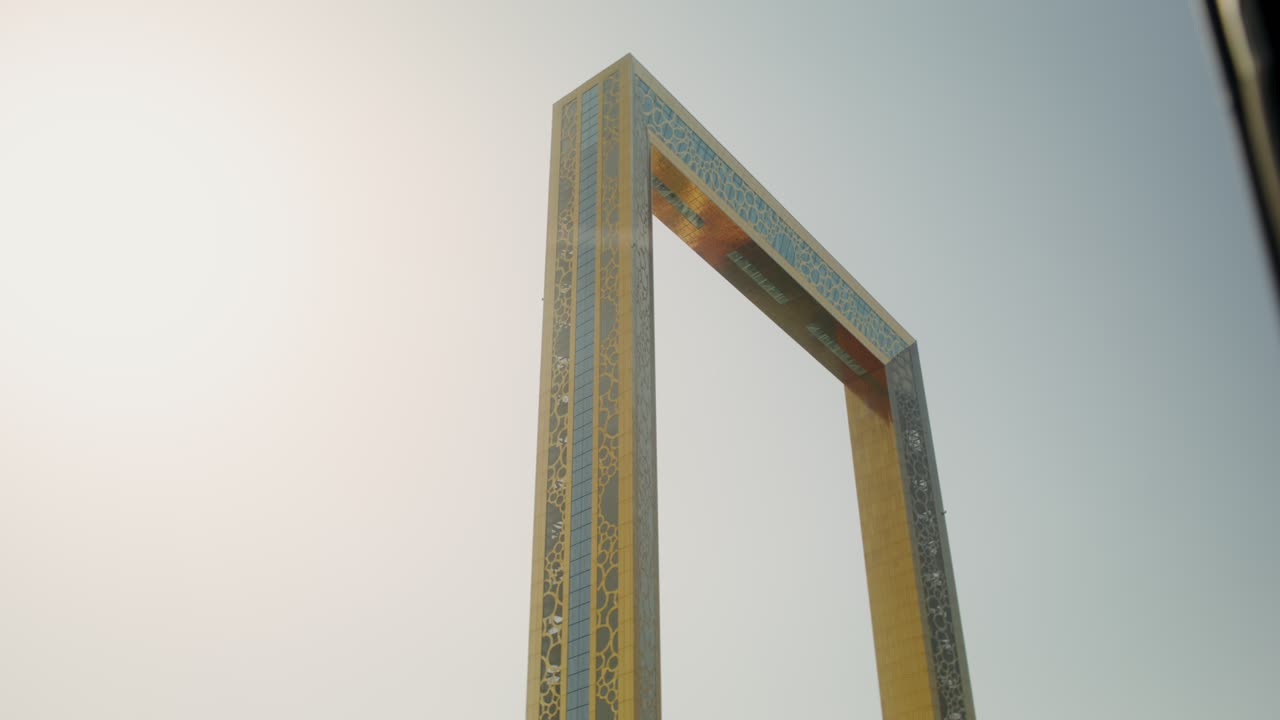 Edifício com estrutura dourada em Dubai