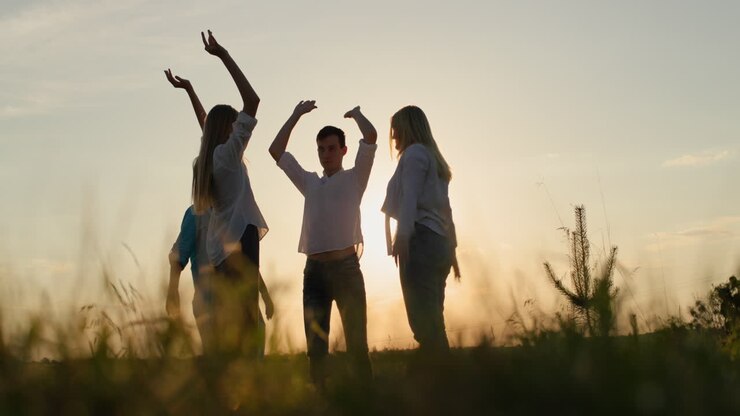 Gruppo di amici felici che battono le mani in un gioioso cinque alto.