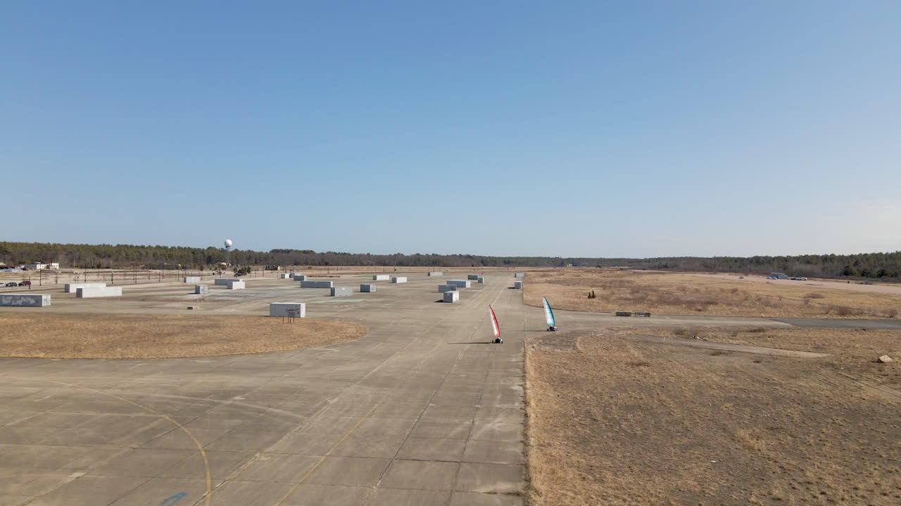 imágenes de seguimiento aéreo de un dron persiguiendo buggies de navegación terrestre, los yates giran y el dron continúa avanzando.