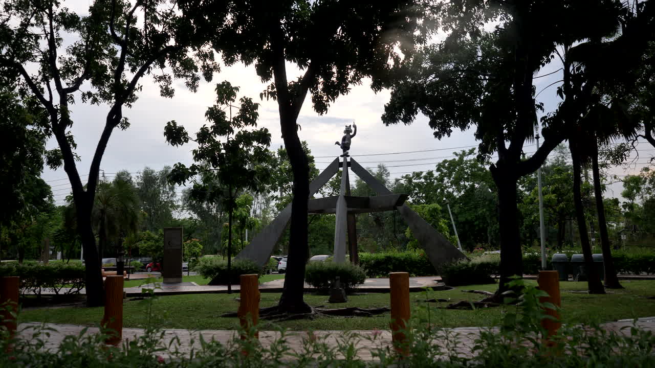 parque monumento con escultura