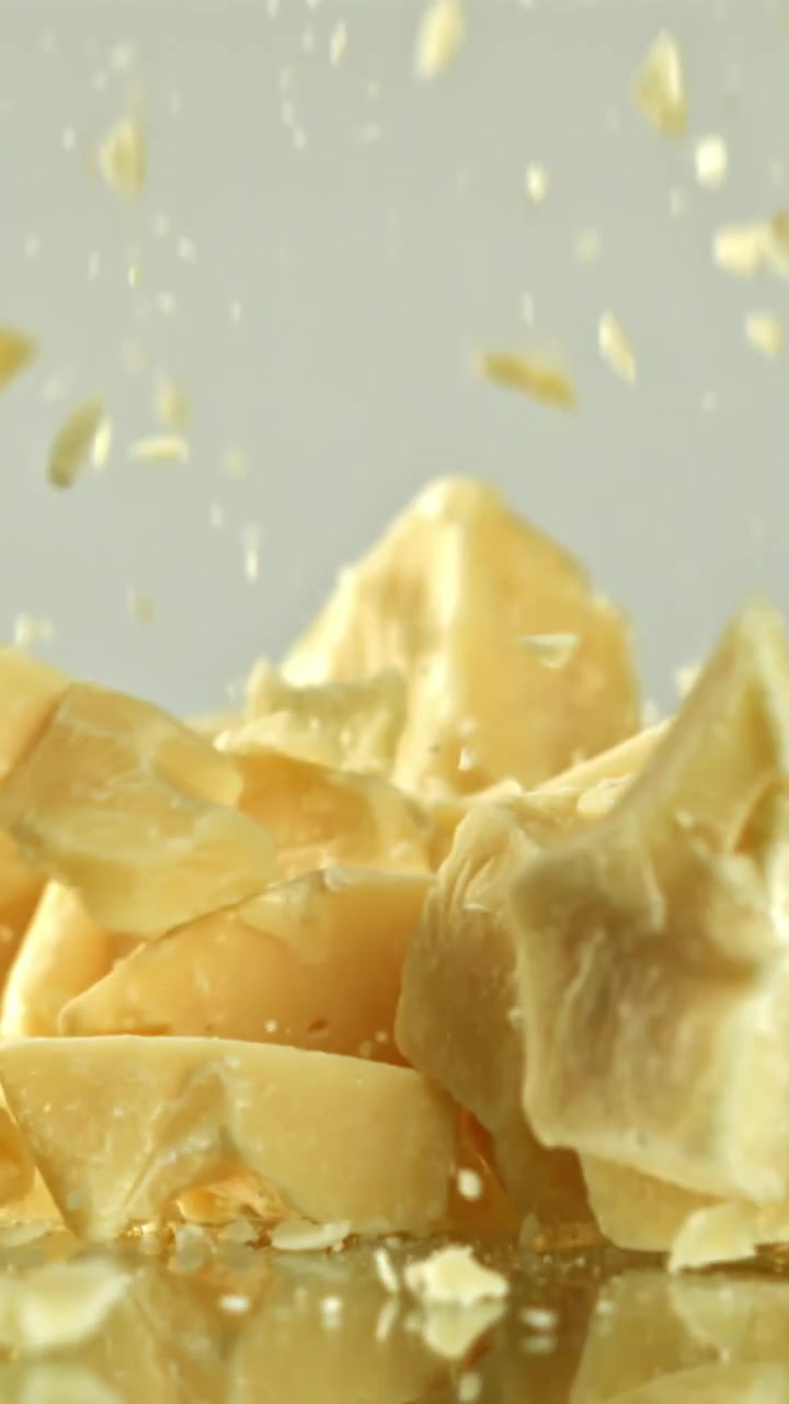 Deliziosi pezzi di cioccolato bianco che cadono al rallentatore