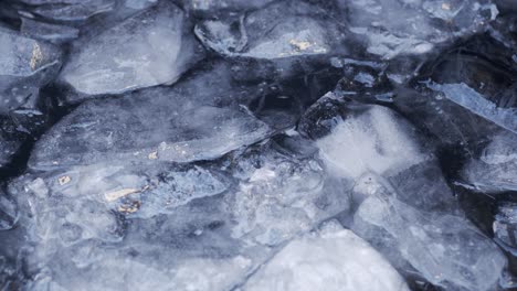 agua helada con trozos de hielo flotando