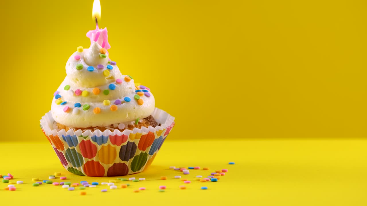 pastel de cumpleaños decorado con una vela y salpicaduras - tiro deslizante
