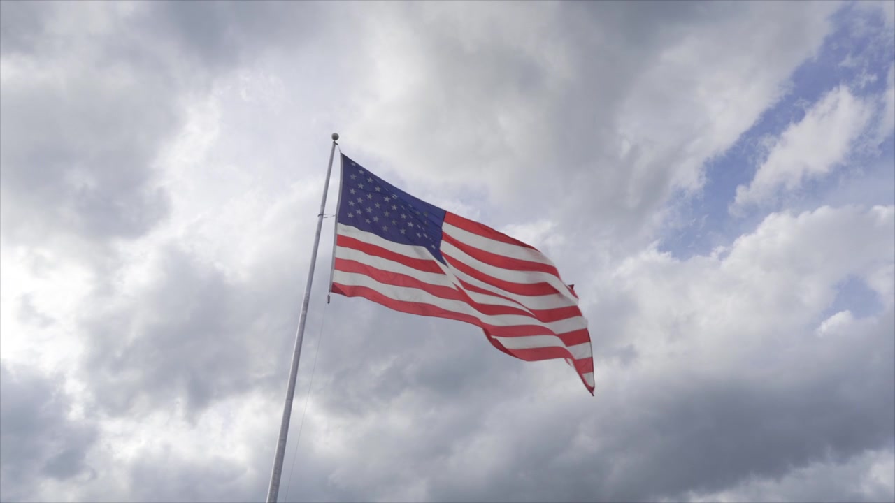Bandiera americana su sfondo cielo. Filmato HD 24 fps