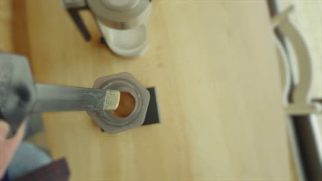 vista única de arriba hacia abajo de la cámara de ronquido de una escena dinámica de un barista casero preparando su cerveza matinal
