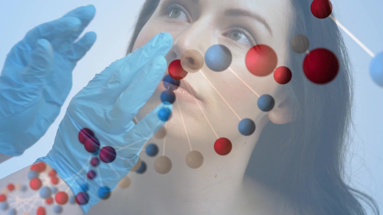 Animazione di DNA che ruota sopra le mani di un dottore che prepara una donna caucasica per un intervento di chirurgia plastica
