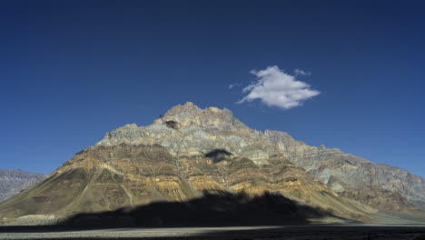 nubes moviéndose en montañas y creando drama de sombras