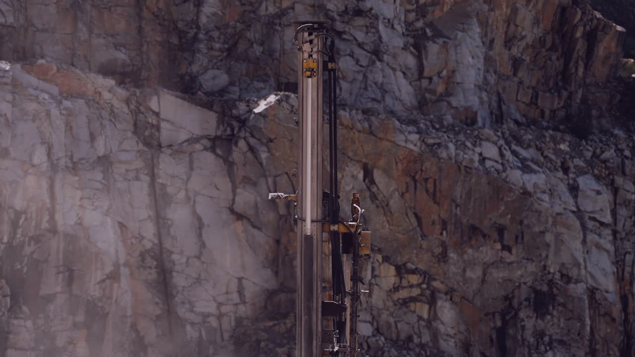 Lodret borerig, der gennemborede klippevæggen på en barsk stenbrudsklippe