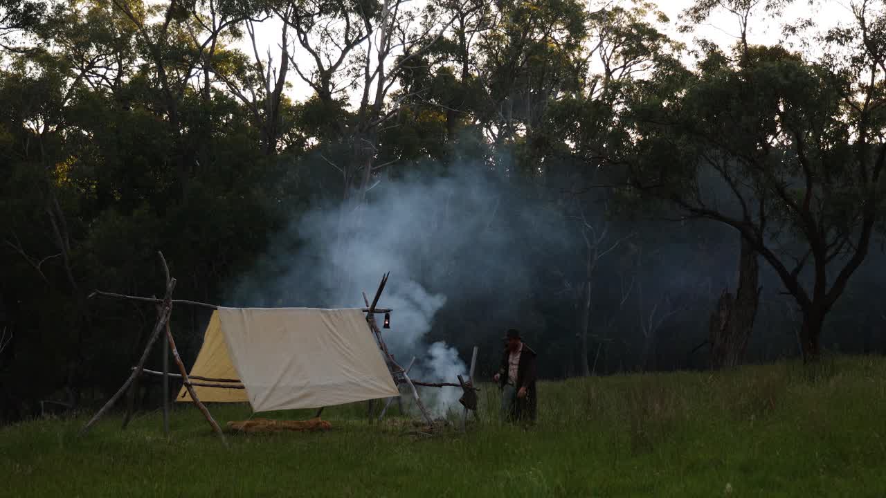 숲 속 에 있는 그의 오두막 에 있는 역사적 인 오스트레일리아 의 개척자 의 넓은  ⁇