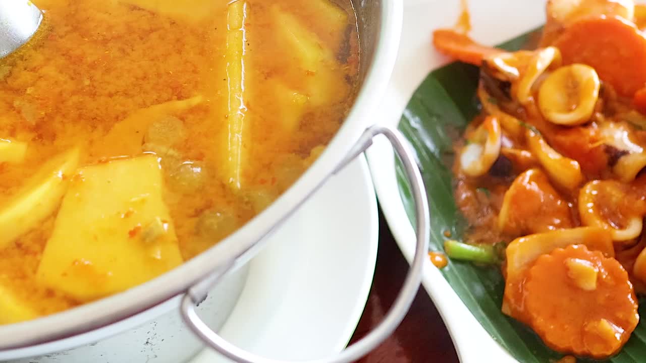 태국 크라비에서 제공되는 맛있는 해산물 요리