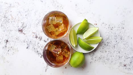 bebida agria de whisky con limón en vaso sobre fondo rústico de piedra