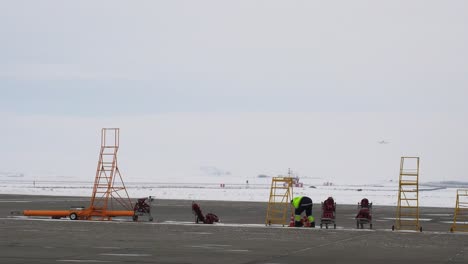 personal del aeropuerto que trabaja en clima invernal