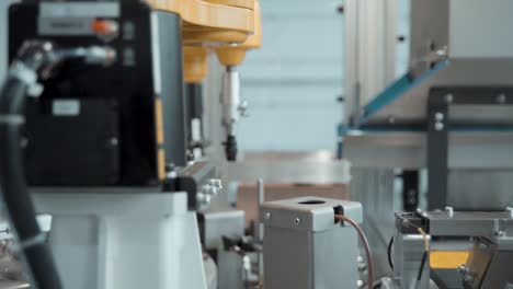 brazos robóticos trabajando en línea de producción en una fábrica de fabricación de automóviles