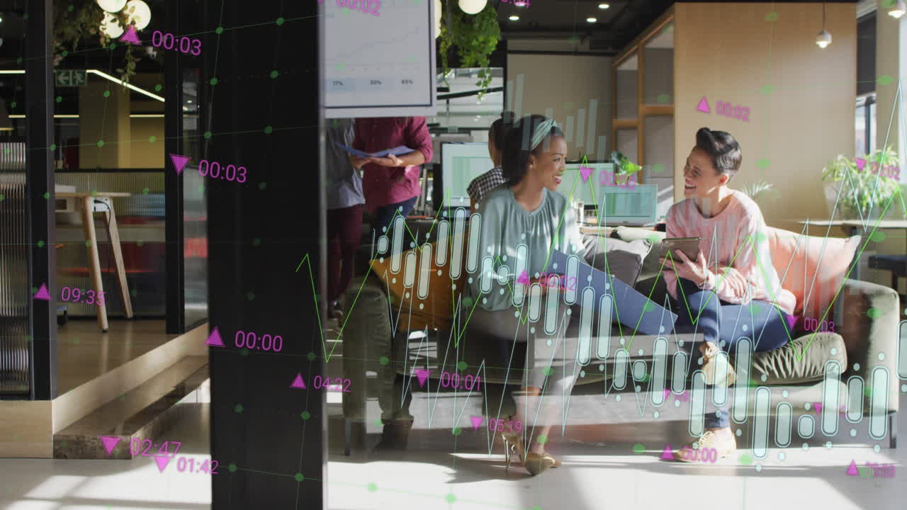 사무실에서 일을 논의하는 다양한 사업가들에 대한 금융 데이터 처리 애니메이션