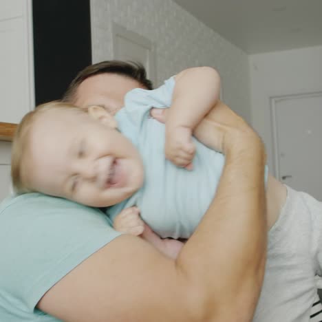 un joven padre caucásico juega con un hijo de 10 meses 1