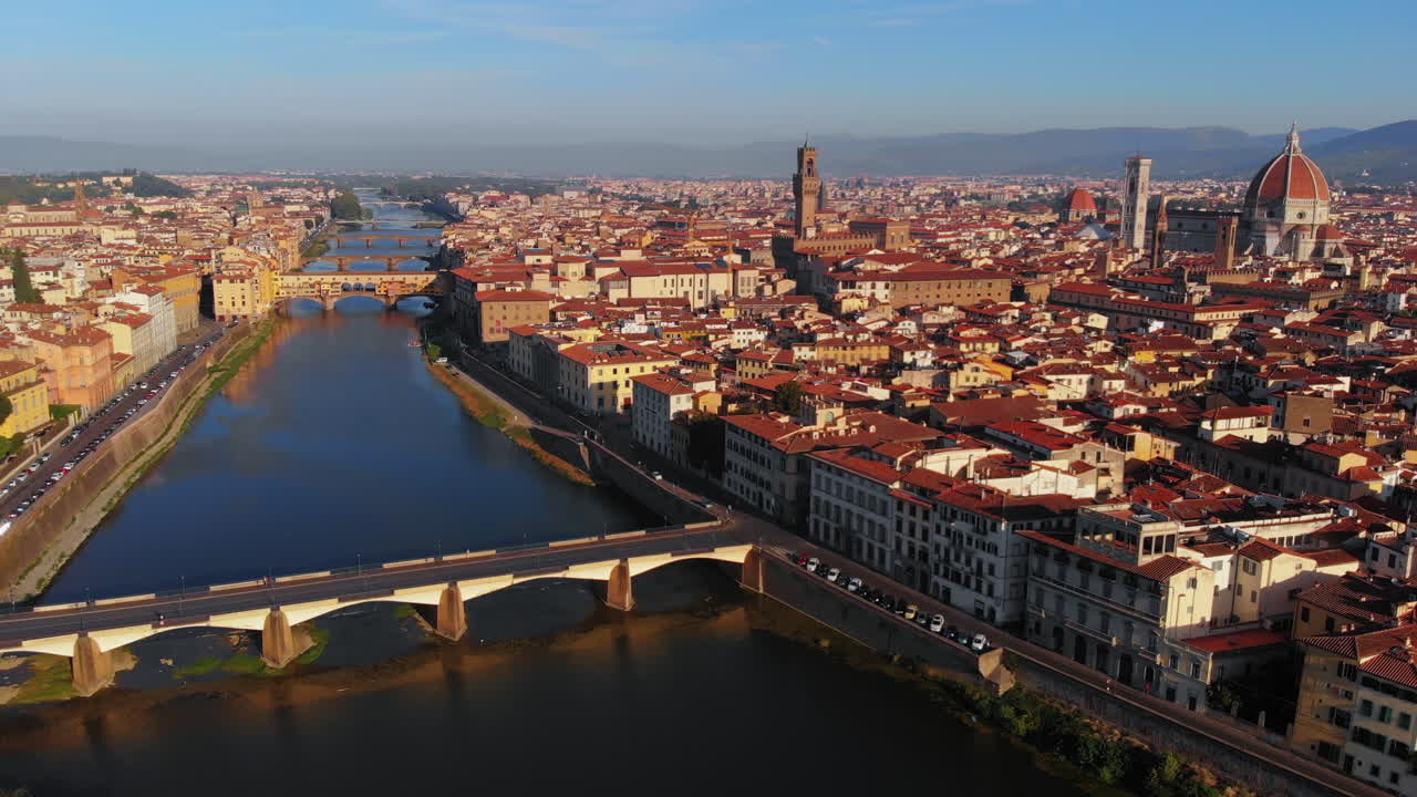 vista aérea del río arno y la ciudad, por la mañana, florencia, italia