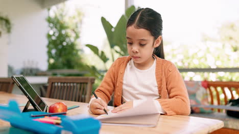 Tableta,-Tarea-Y-Niña-Con-Educación