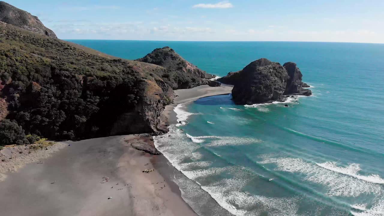Riprese con drone sulla spiaggia di Piha ad Auckland, Nuova Zelanda