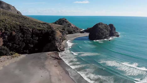 Imágenes-De-Drones-Sobre-La-Playa-De-Piha-En-Auckland,-Nueva-Zelanda