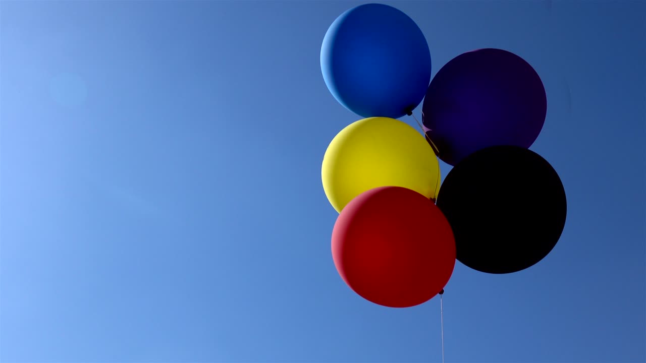 4k에서 파란 하늘에 풍선