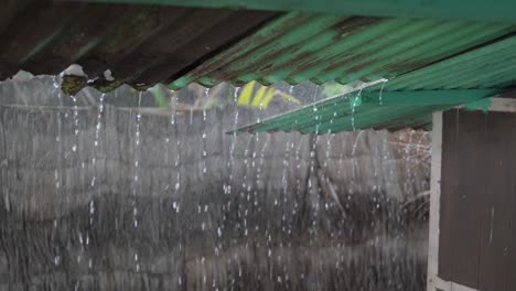 Goteo-De-Agua-De-Lluvia-Durante-La-Tormenta-Tropical-Desde-El-Techo-De-Un-Cobertizo-En-Una-Isla-Exótica,-Goteo-De-Agua