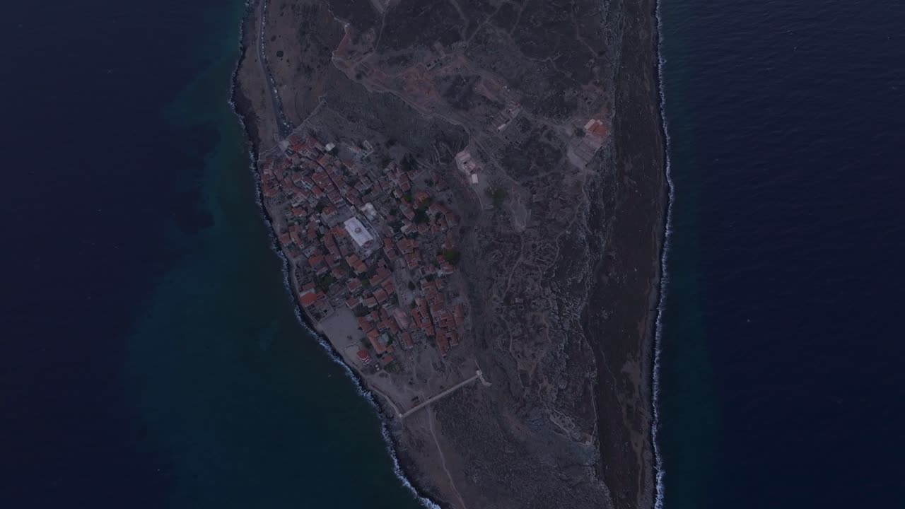 Středomořský západ slunce v Monemvasii v Řecku