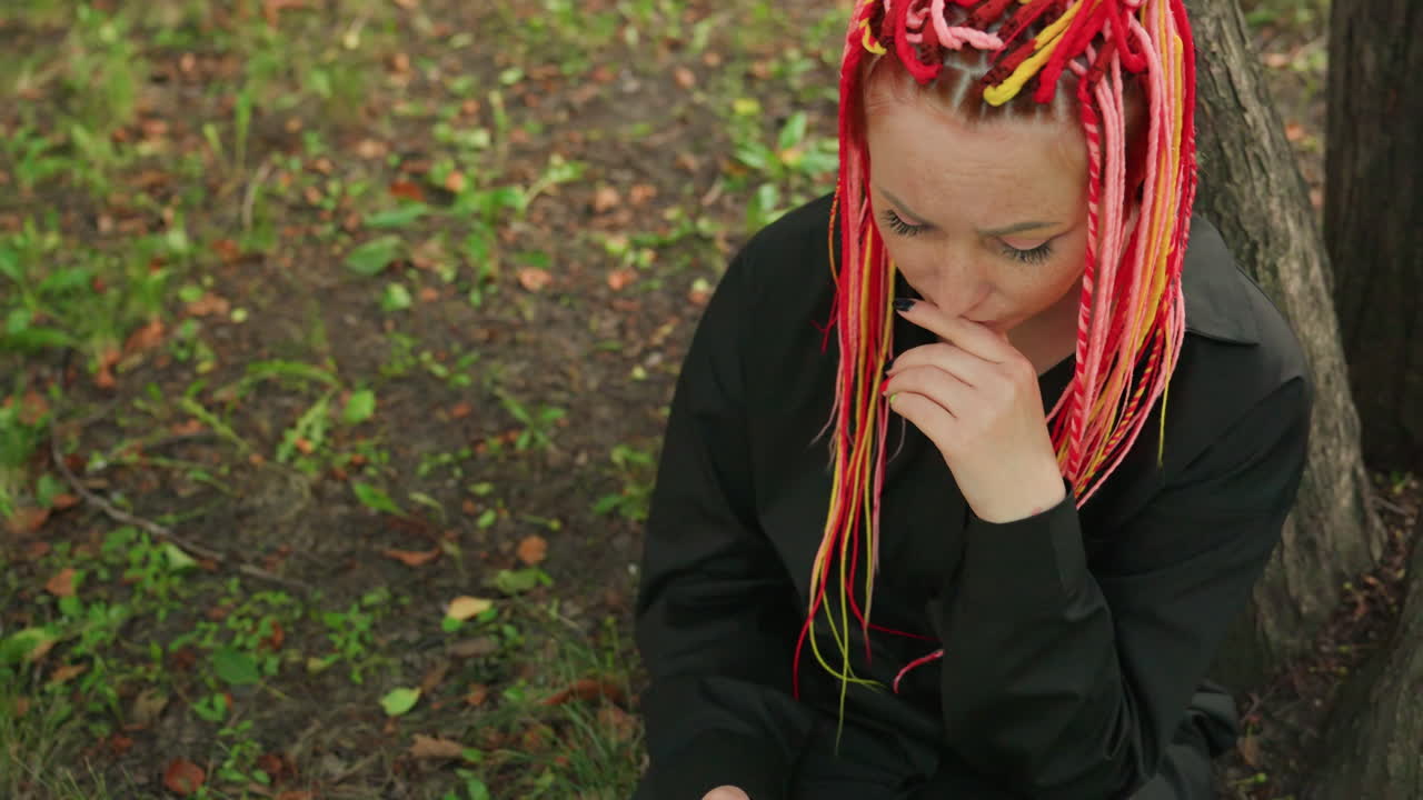 사색에 잠긴 시인이 메시지를 주의 깊게 보고, 불안한 작가가 가을 풍경 속에서 장치를 관찰하며, 초조한 시인이 다채로운 가을 분위기 속에서 휴대폰을 골똘히 바라보고 있어요.