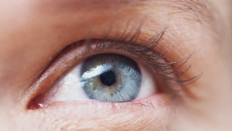 extremo primer plano del ojo mientras el hombre mira a la cámara en el estudio