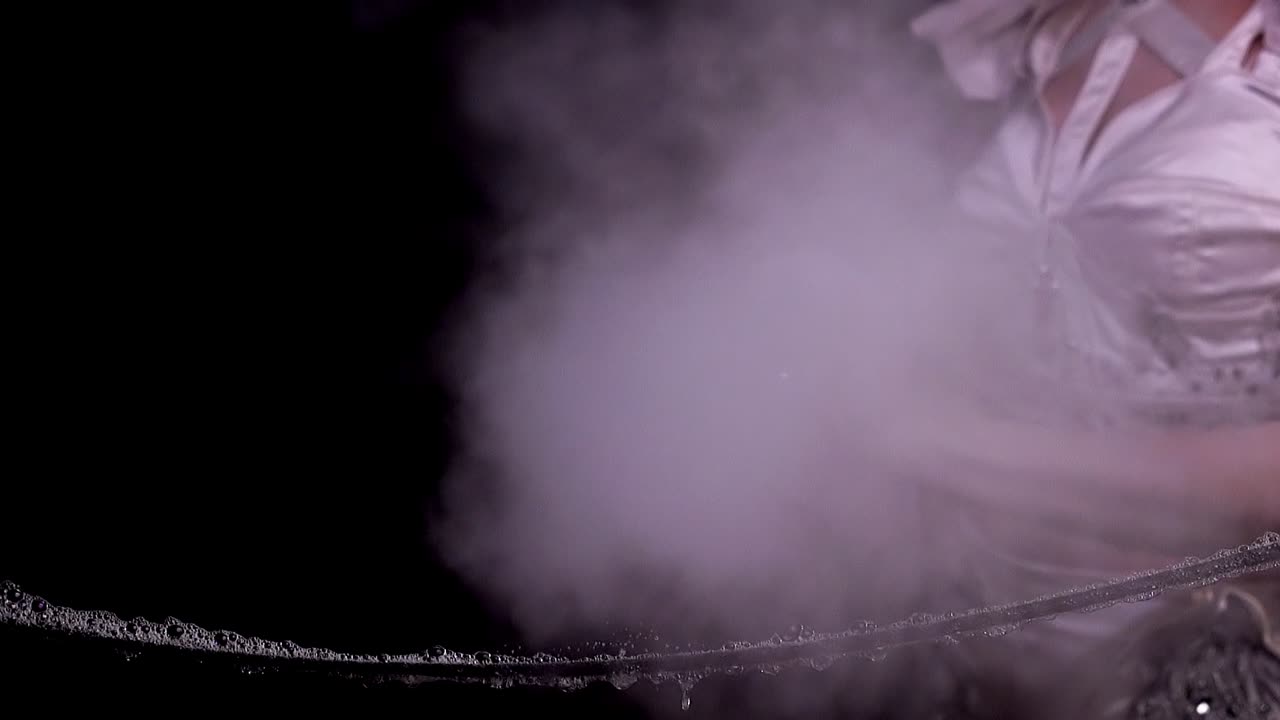 cu trucos en cámara lenta con pompas de jabón la niña sopla humo del tubo hacia la pared de jabón